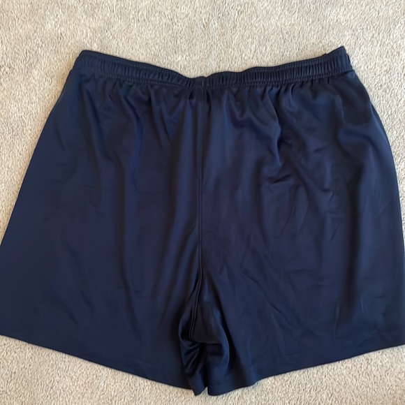 Women’s Under Armour shorts - Picture 3 of 3